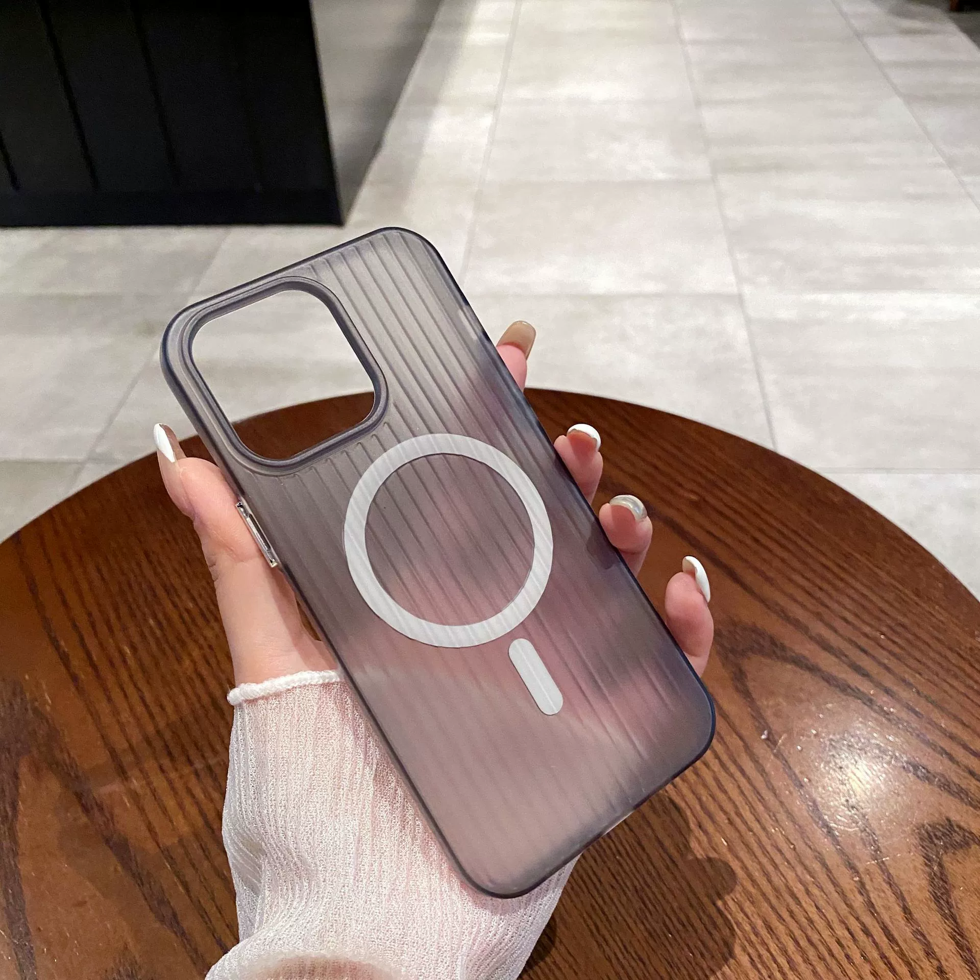 Подходит для iPhone 16 плитка рифленая кожа-чувствительная магнитная выпускная оболочка Apple 14 Pro Max полупрозрачная против падения мягкая оболочка 13 Pro Max