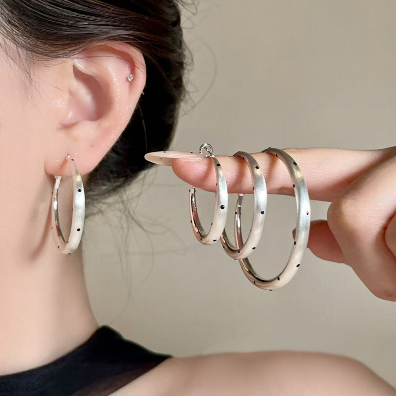 Korean-style ins-inspired matte polka dot hoop earrings for women, light luxury with a high-end feel, versatile and suitable for all face shapes