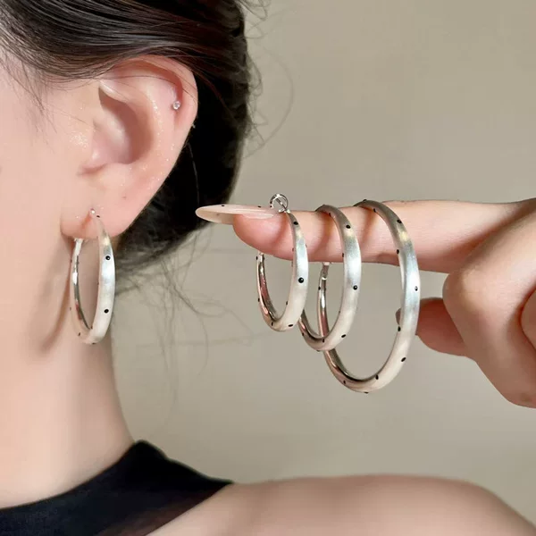 Korean-style ins-inspired matte polka dot hoop earrings for women, light luxury with a high-end feel, versatile and suitable for all face shapes
