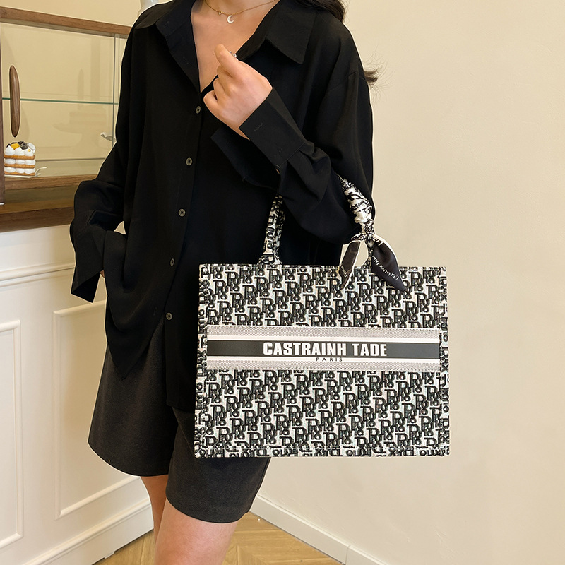 Bolso de gran capacidad para mujeres 2025 nueva moda transfronteriza letras bordadas bolso de mano bolso de mano bolso de brazo de hombro universal