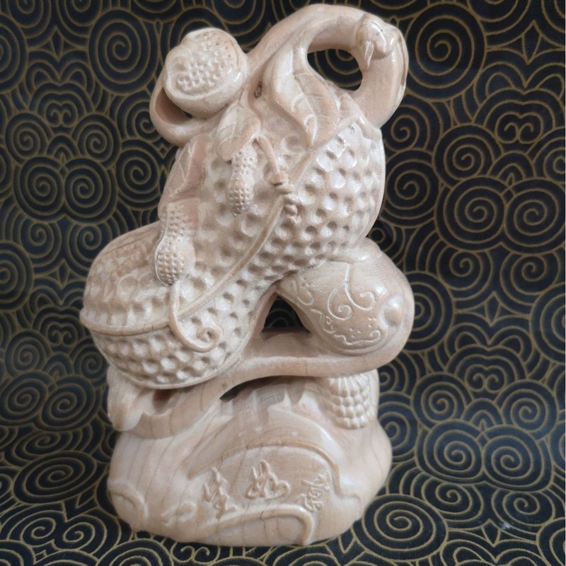 桃木彫刻十二生肖の手の工芸品は桃木の手の木の観光地区の観光工芸品を並べます。|undefined