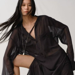 Легкий, сухой, дышащий, стильный силуэт, солнцезащитная куртка, шорты, яркая шелковая рубашка.