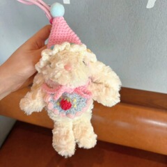 メーカーは耳を垂れたウサギのぬいぐるみのペンダントを提供しています。