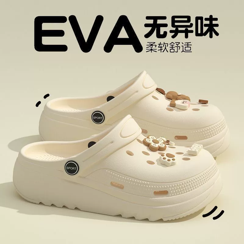 Офисные работники носят булочки на улице