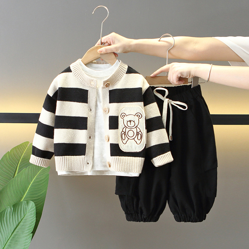 6152 Traje de otoño para niños 2025 nuevo suéter para niños fresco y guapo de tres piezas para bebés primavera y otoño para niños versión coreana