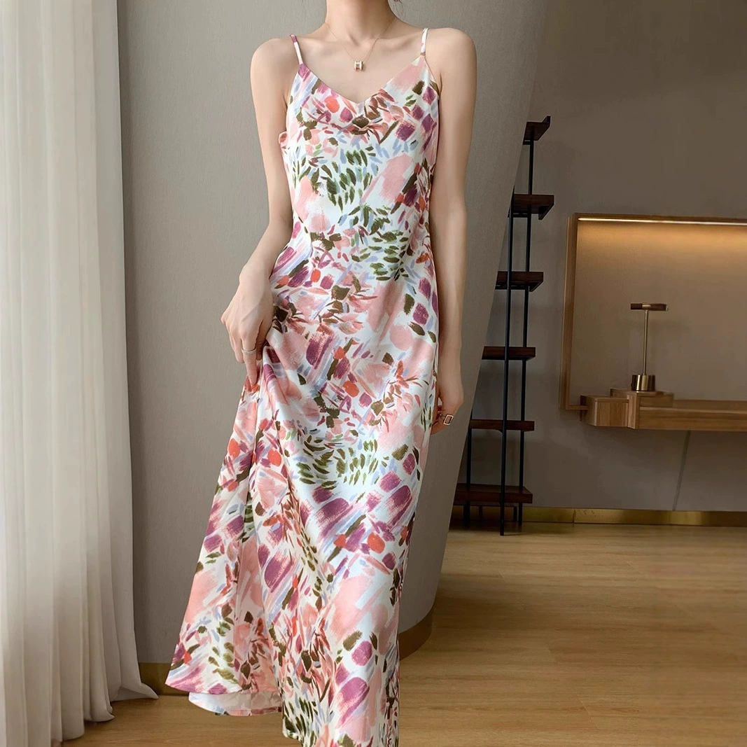 Женское летнее платье-миди из французского классического триакетатного шелкового атласа с цветочным принтом, на бретелях, приталенного силуэта, с V-образным вырезом и длинной юбкой А-силуэта.