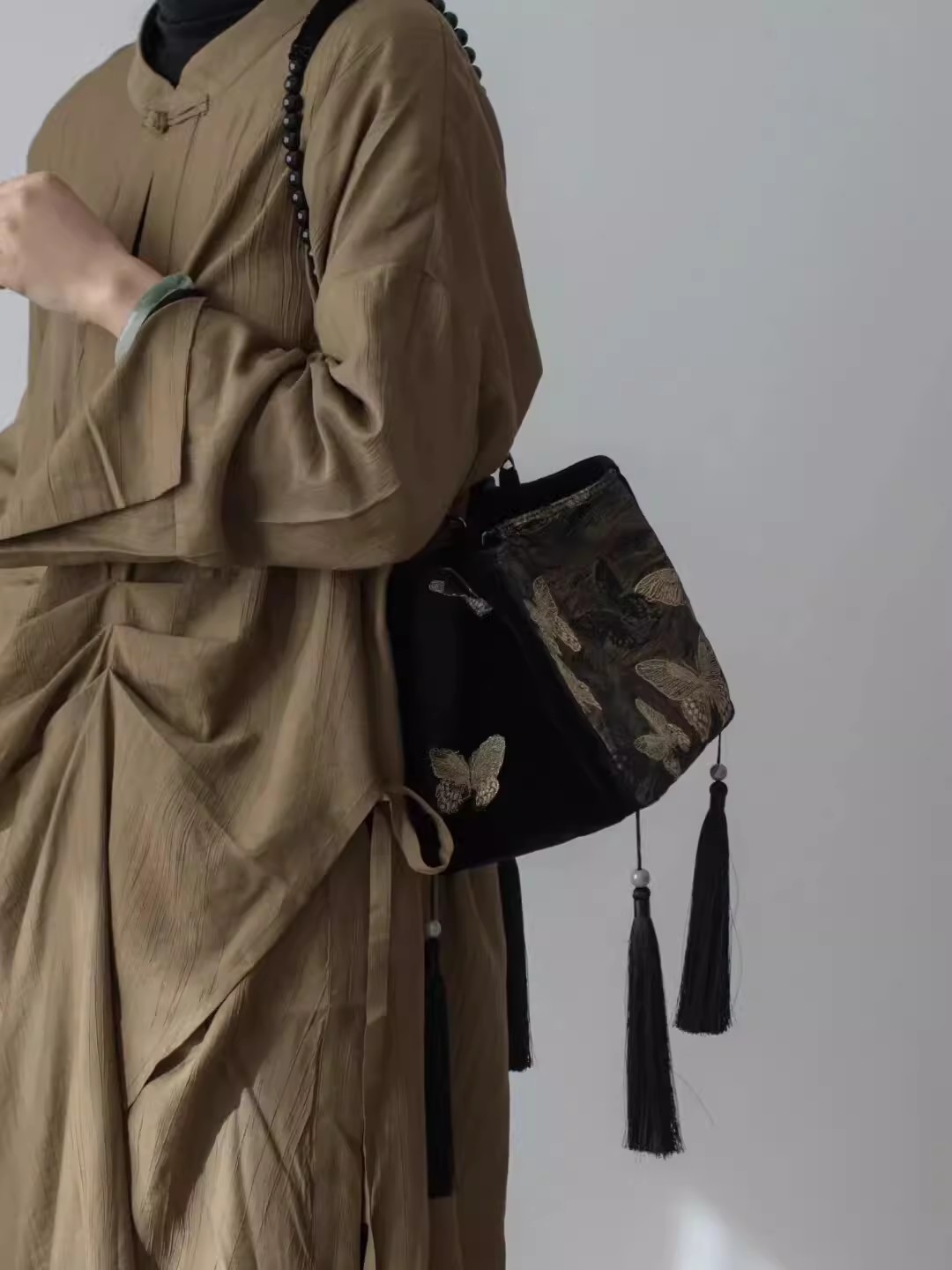 Gold Plated Butterfly Embroidery Tassel Shoulder Bag For Women_voghion.com