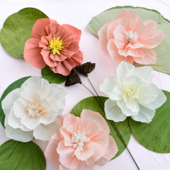 幼稚園の環創の配置はハスの花の葉のしわの紙の花を飾ります。