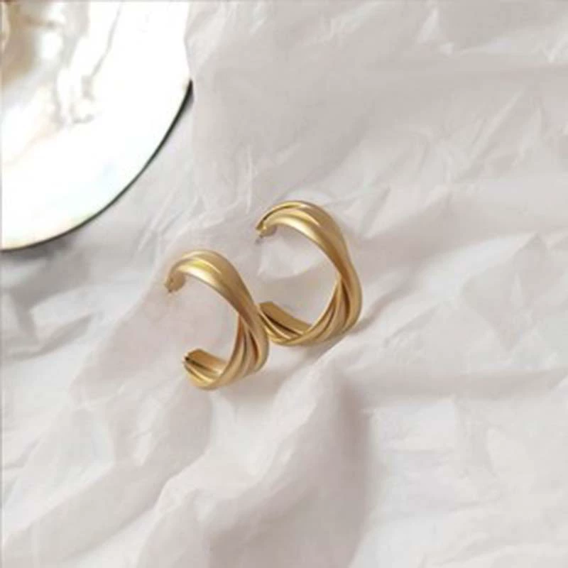 Metal silver needle, universal brand fashionable earrings, simple and elegant design, high-quality style