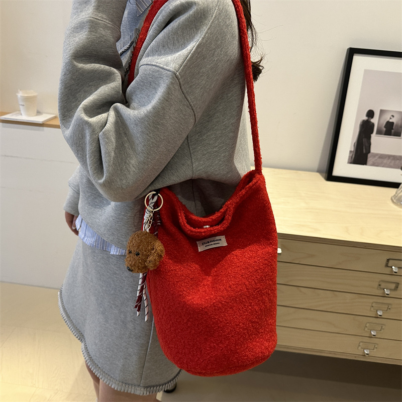 Invierno de gran capacidad lana mochila de hombro 2024 este año popular retro bolsas casuales bolsas casuales bolsas casuales bolsas de cubo para mujeres