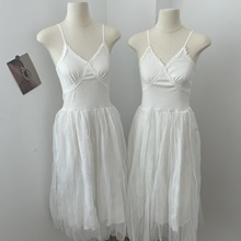 白色蕾丝网纱拼接吊带连衣裙