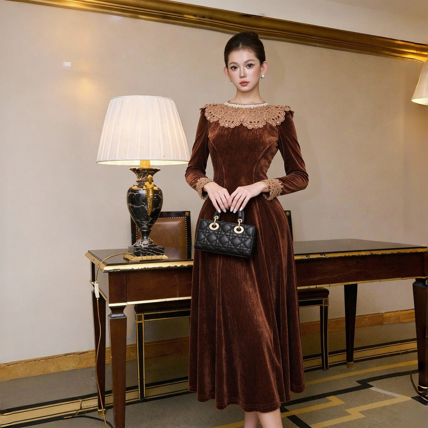 Váy nhung maxi nữ cổ tròn đính ngọc thắt eo dáng dài — màu nâu chi tiết 5