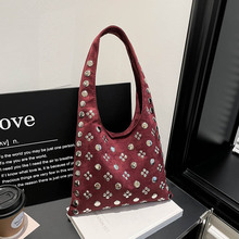 欧美时尚2025秋季新款托特包包个性潮酷圆点铆钉腋下手提水桶女包