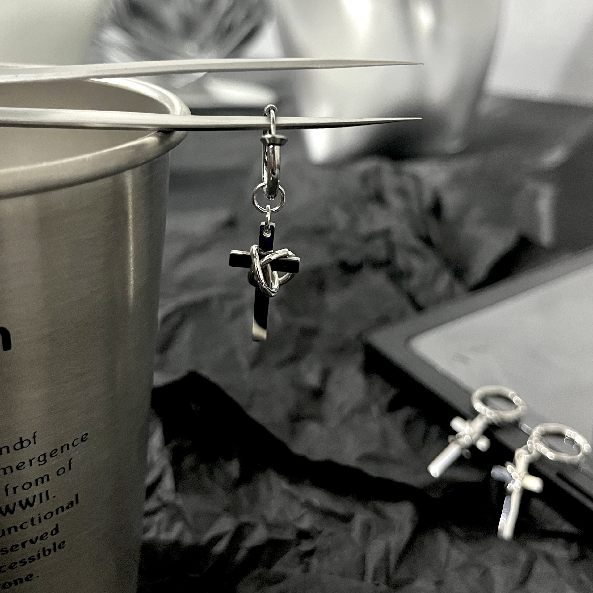 Single cross ear clip [no piercing required]