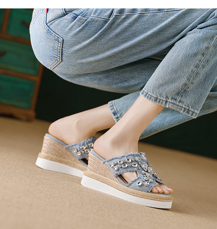 Dép sandal nữ quai ngang đế xuồng cao gót 9 cm, chất liệu denim phối đá đính và đế cói — Cao bồi xanh chi tiết 7