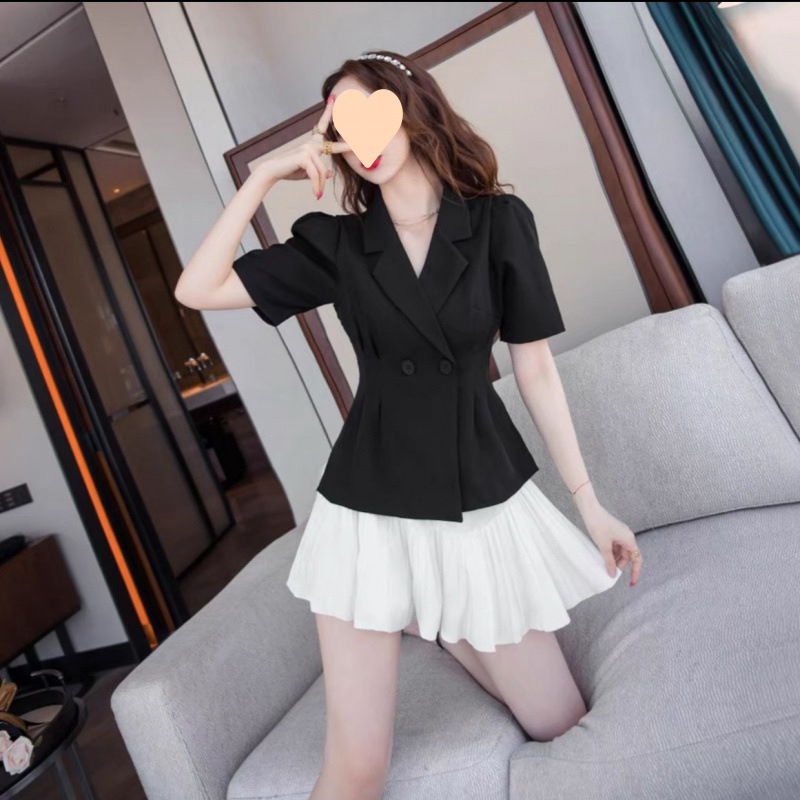 검은색 정장 + 흰색 스커트