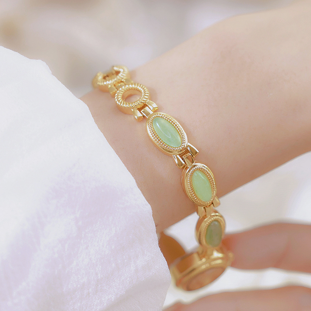 60g Weight Tempered Glass Mirror Material Alloy Strap Material Watch Classification Pointer Display Type Jewelry Buckle Buckle Style Oval Dial Shape Daily, Date Occasion Quartz Movement Solid Color Pattern Women's Gender Simple Style, Classic Style Style Simple Style Classic Style Solid Color Jewelry Buckle Quartz Watch Women's Watches 16