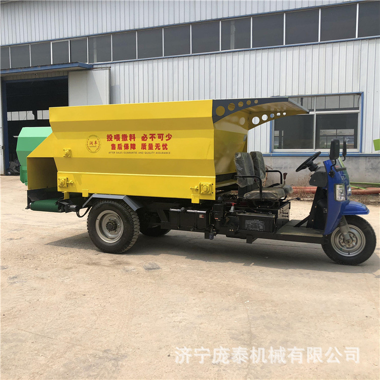 省时省力的羊场喂料车 柴油三轮牛舍投料车 车载式tmr搅拌撒料车