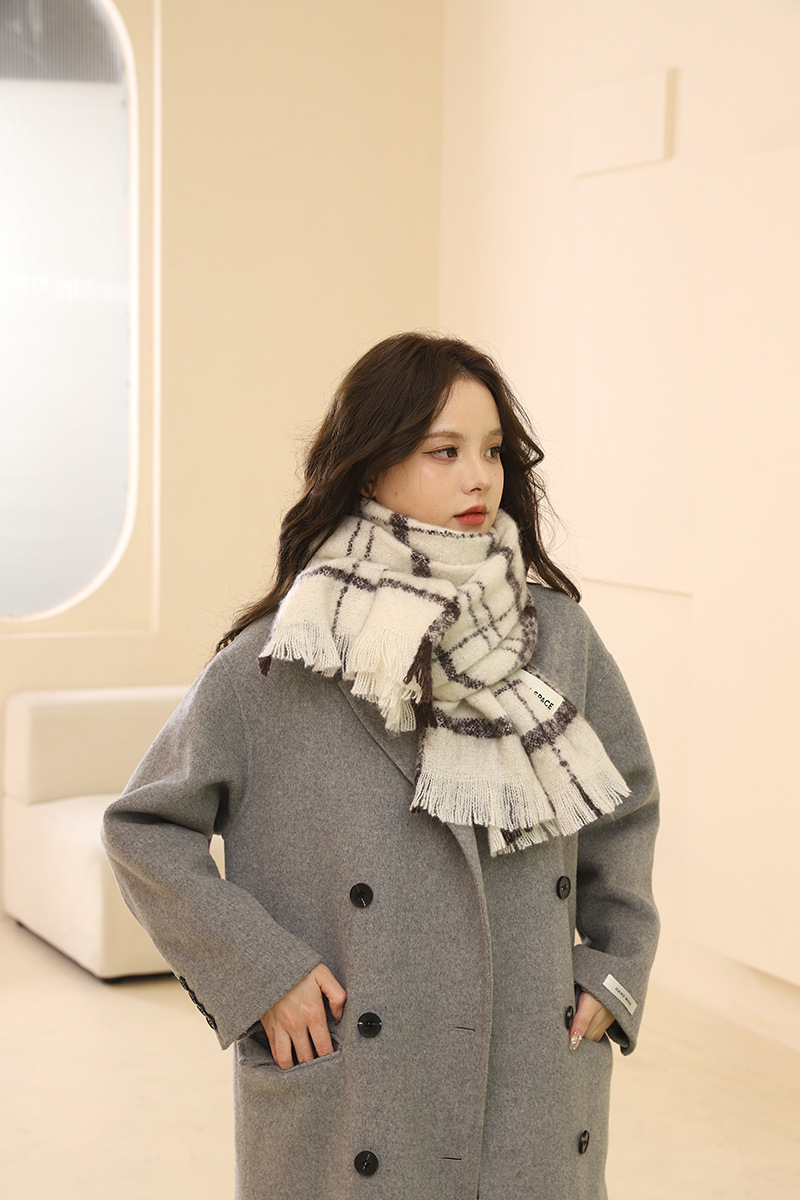 Écharpe pour fille hiver 2024 nouvelle écharpe à pompon polyvalente haut de gamme version coréenne, châle chaud et épais, beige tendance_voghion.com