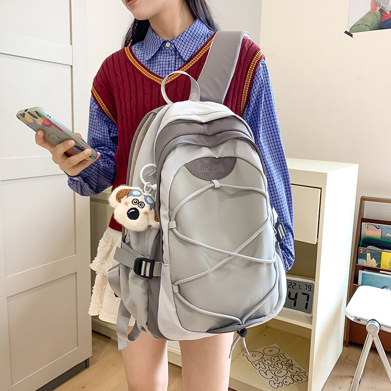 Estilo al aire libre, mochila a pie, mochila ligera de nicho, mochila gris de alta calidad para niñas de secundaria