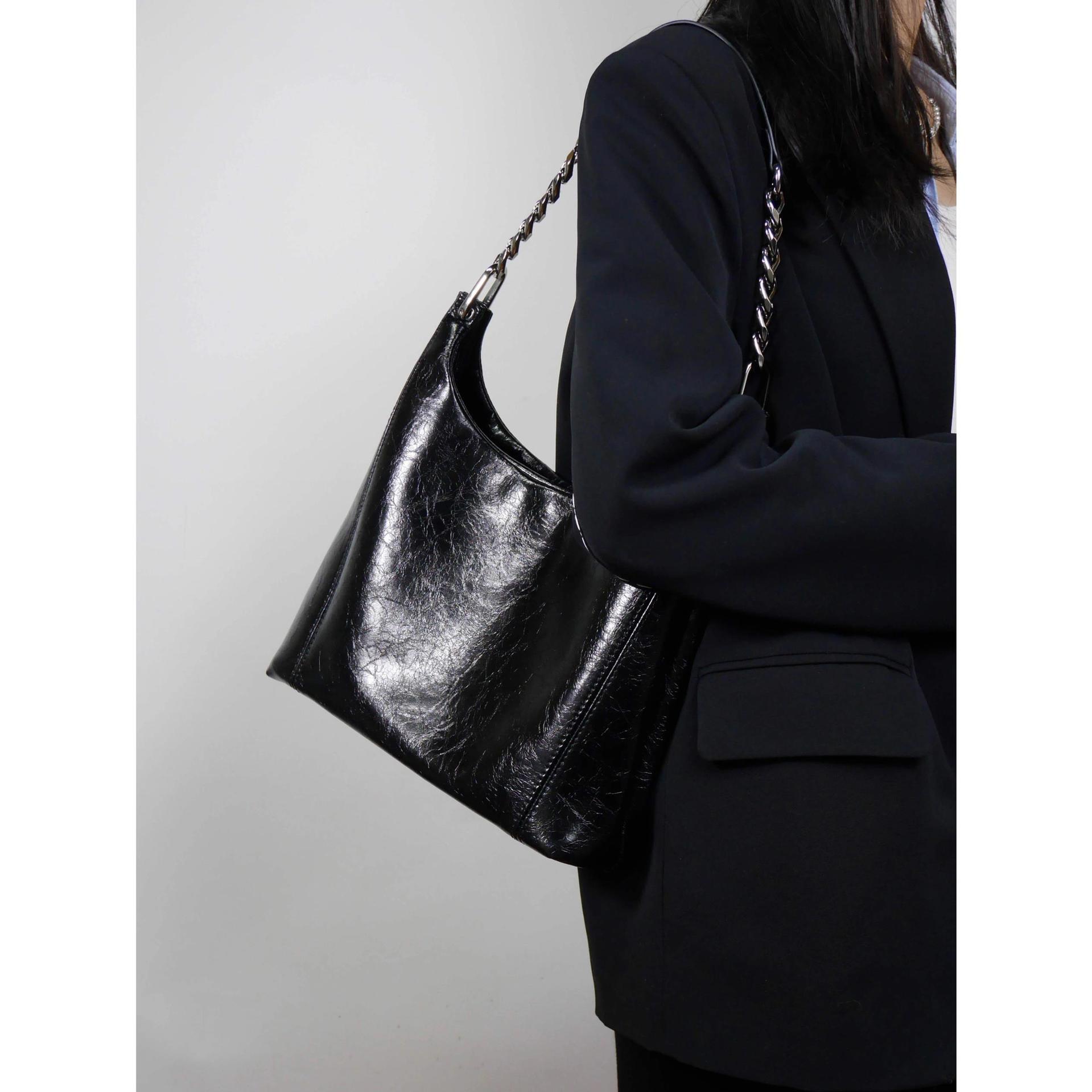 Bolso de cadena portátil con sensación de relajación mujer de gran capacidad 2024 nuevo bolso de desplazamiento de trabajo con sentido avanzado de otoño