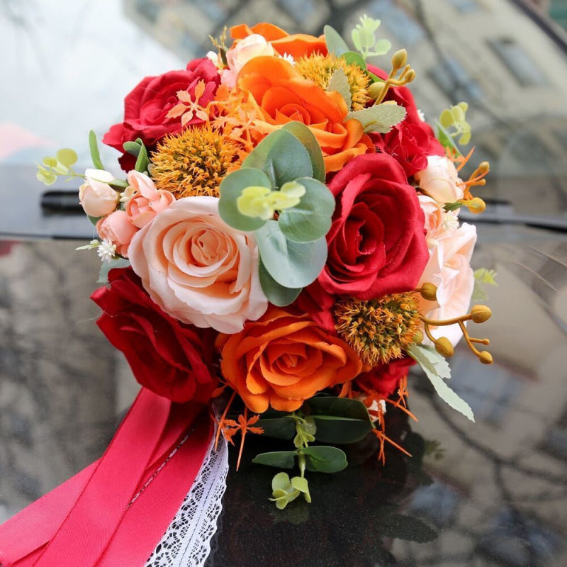 手に花を持つ新婦の韓国式結婚式の領収書のシミュレーションの花束の森系のウェディングドレスの撮影の道具の手に花をささげます。|undefined