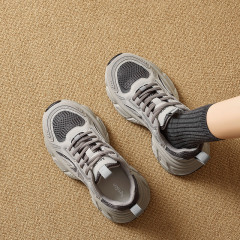 奥古獅子登の厚い底のお父さんの靴の女性の2025新型の夏の灰色は足の小さいレジャーの軽いランニングの運動靴を現します。