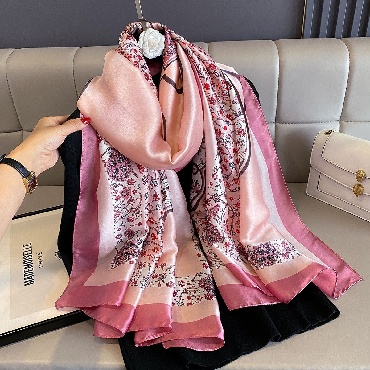 Nuova collezione autunno/inverno 2026: sciarpa in cashmere da donna, sensazione di alta qualità, mantello leggero di lusso con lettera H invernale, scaldacollo spesso e caldo_voghion.com