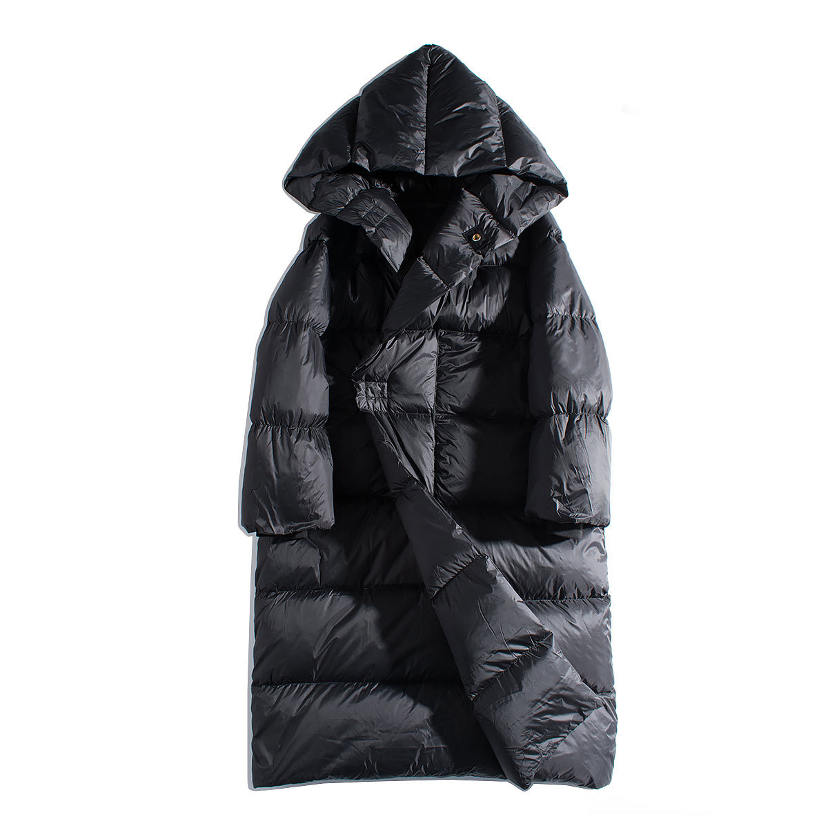 白いガチョウの羽毛のゆったりしたファッションは帽子と膝の中の長いフォアグラの女性を通します。