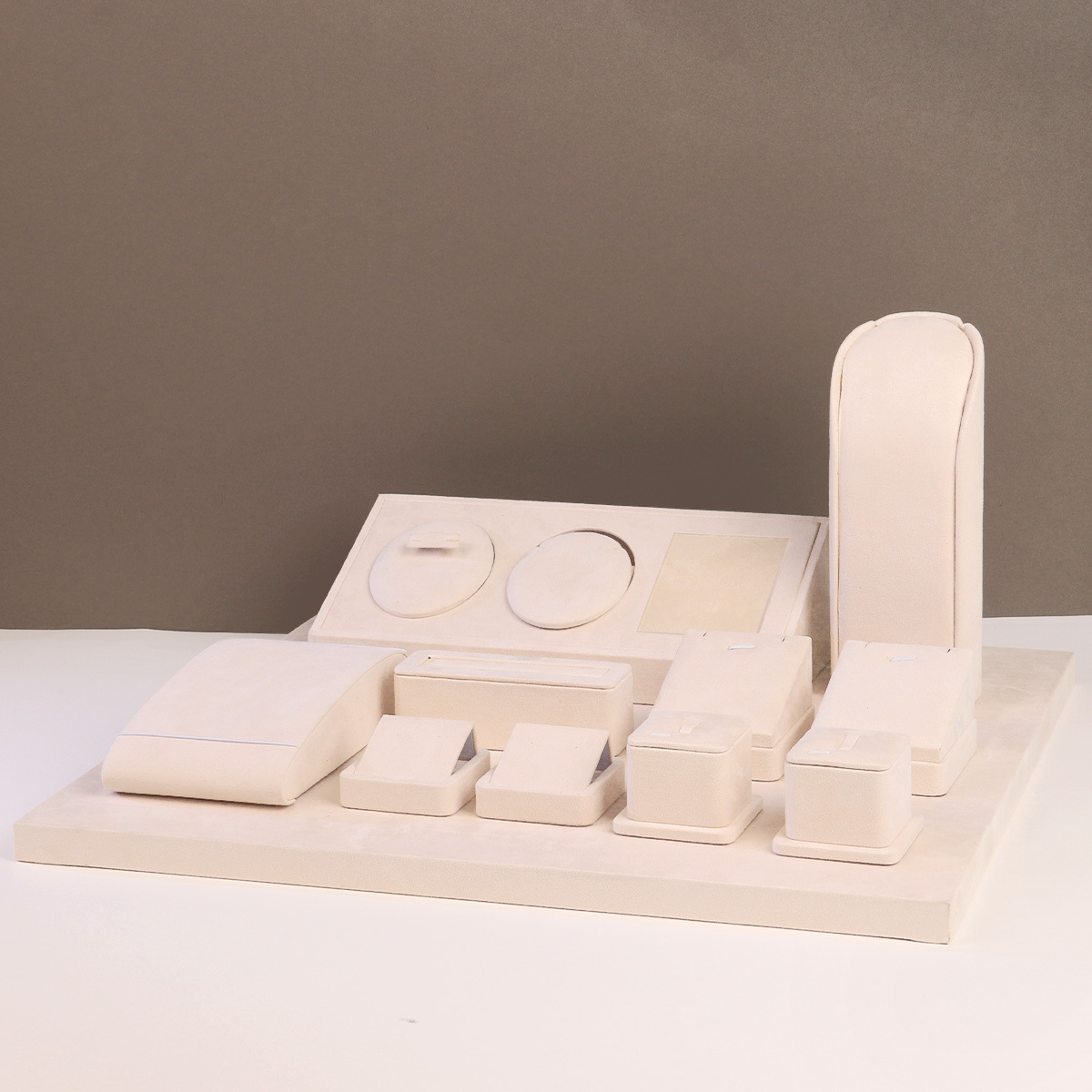 ����ֱ���ߵ���̨�鱦����չʾ���߽�ָ��׹������Ʒ�ڷų��м�