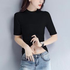 丸襟vネックの小さい高襟の中袖のtシャツの女性はやせています。