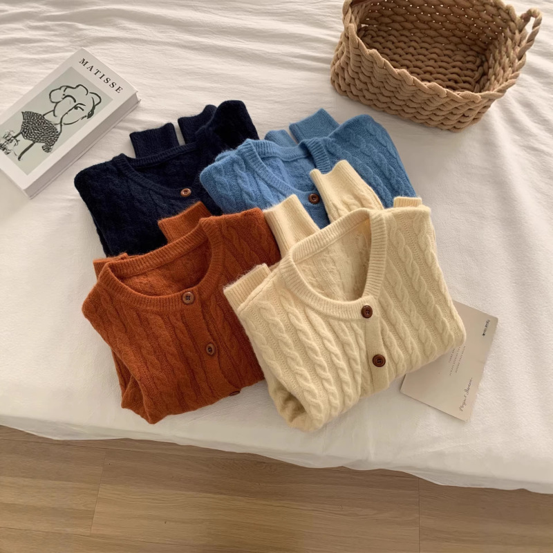 Spring Gentle Retro Twist-Knit Round-Neck Cardigan for Women, Korean Style, Flattering for Small Figures, Warm Cable-Knit Sweater Coat