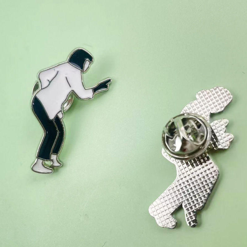 Broche de metal de personajes periféricos de películas transfronterizas, ropa de hombre en blanco y negro simple creativo, mochila, accesorios, collar de insignia