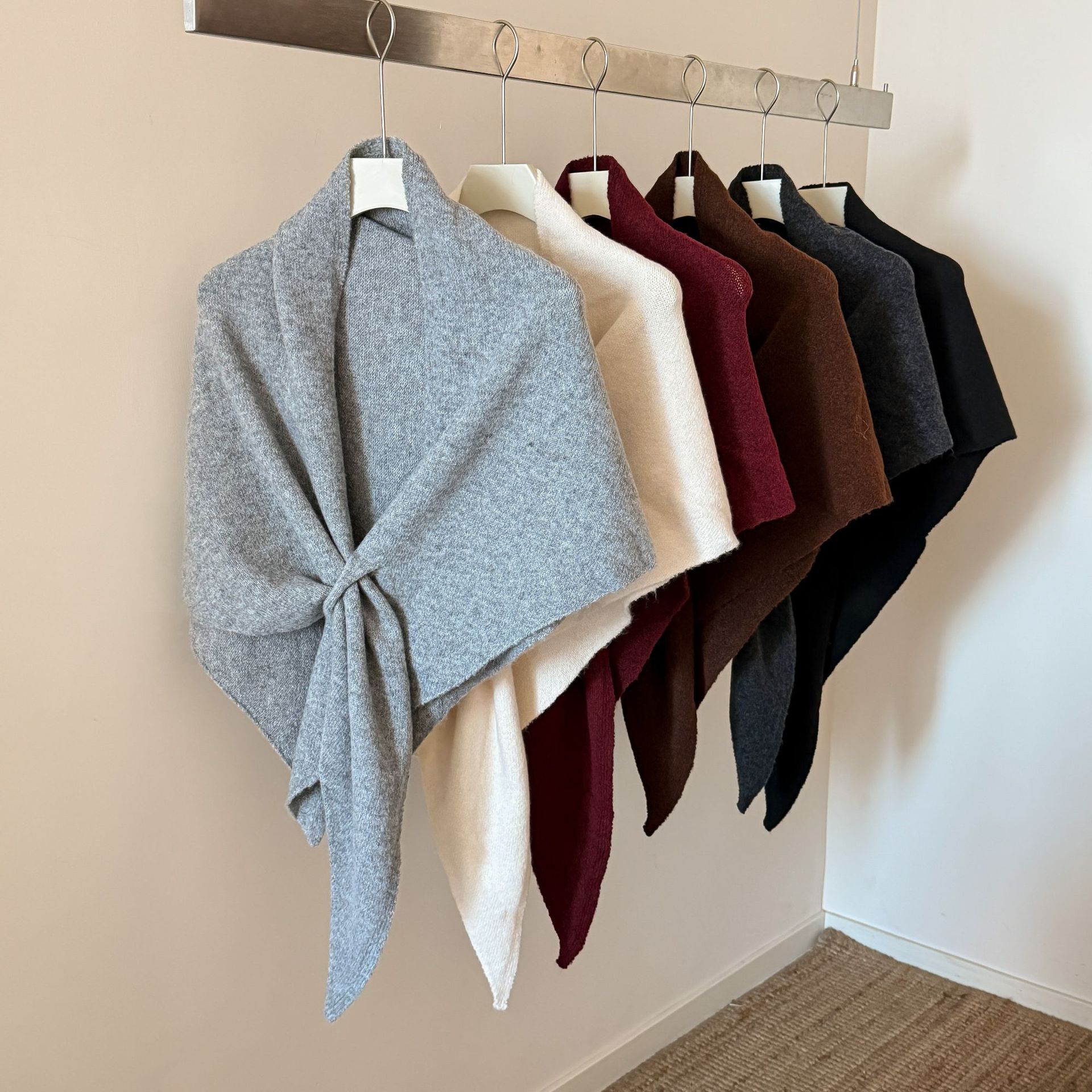 In-stock factory wholesale: cross-border autumn/winter women's triangular shawl, made with a wool blend, a warm and versatile knitted shawl