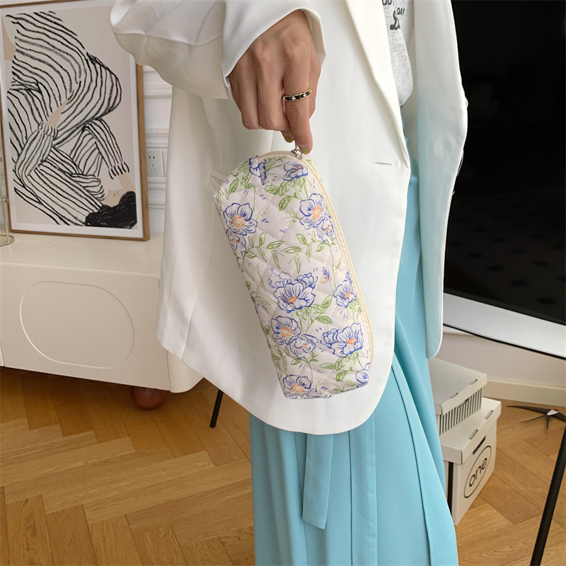 35273 ins fresh and delicate floral quilted cotton makeup bag, stationery pen case, large capacity brush storage pen case undefined