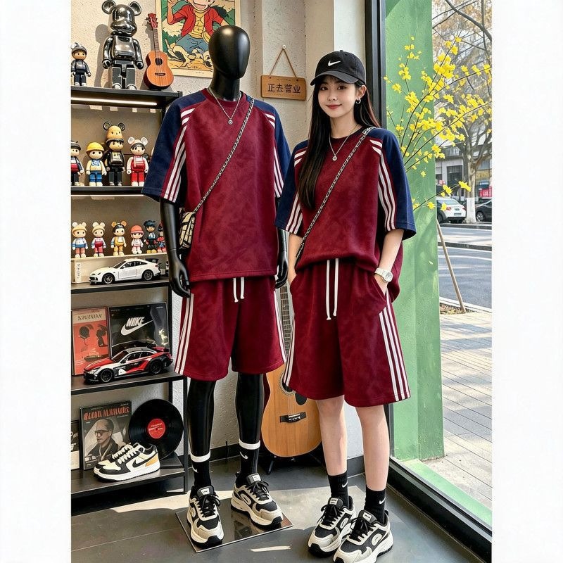 Burgundy three-stripe tracksuit for men, summer American style short-sleeved shirt and shorts, casual two-piece set, cool and stylish.