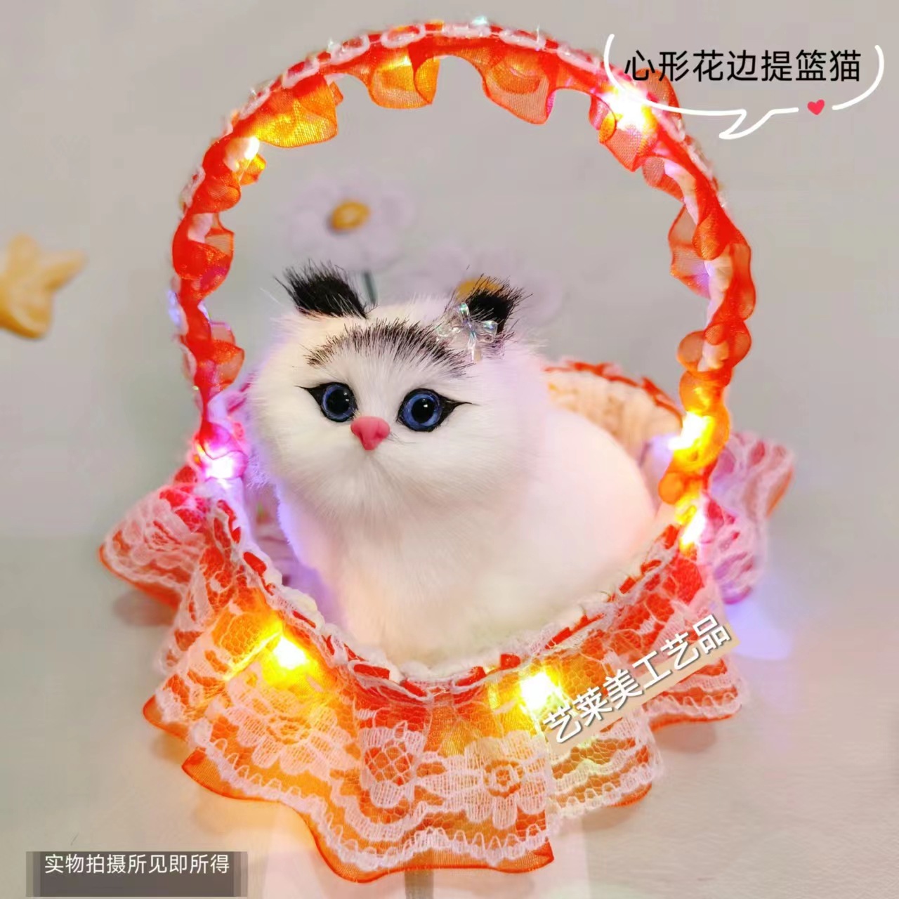 불빛이 있는 주황색 바구니 고양이는 짖을 수 있습니다