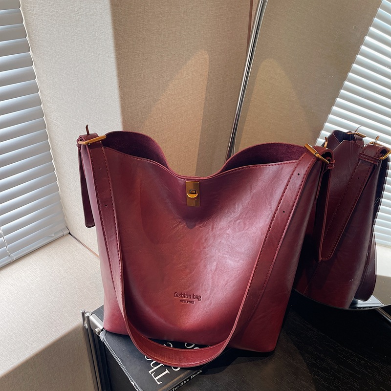 Bolsa de viaje retro coreana para mujeres 2025 invierno nuevo paquete de cubo de hombro de gran capacidad bolsa de mochila casual