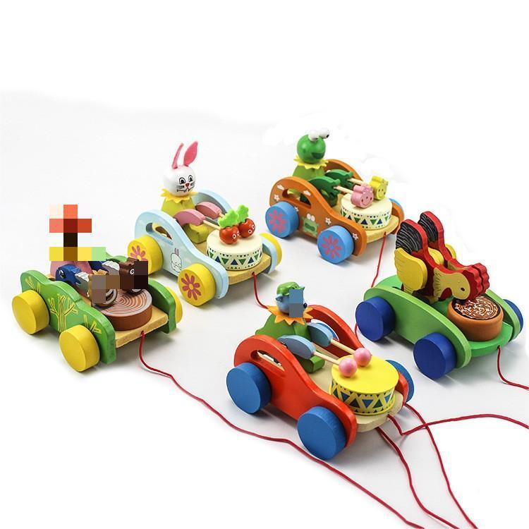 木のカエルのウサギは車を引っ張ります。子供は早く木の動物の創意を教えます。|undefined