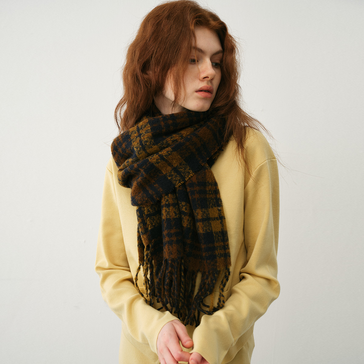 Retro-Design mit totem Blattpulver-Imitat-Kaschmirschal für Damen im Winterambiente mit warmem Lätzchen und großem Schal_voghion.com