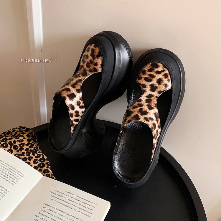 Dép sandal nữ da thật họa tiết da báo đế xuồng cao gót 9 cm — Trang chủ, màu đen, bạc chi tiết 70