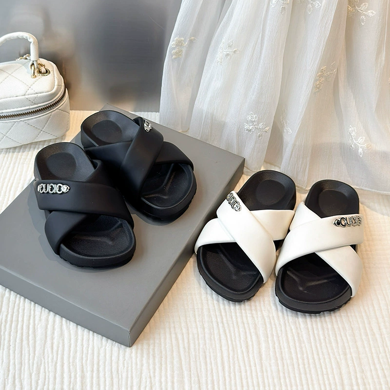 Детские тапочки для девочек лето 2025, новая модель, наружная обувь, туфельки принцессы для маленьких девочек, мягкая нескользящая подошва, пляжная обувь, модные