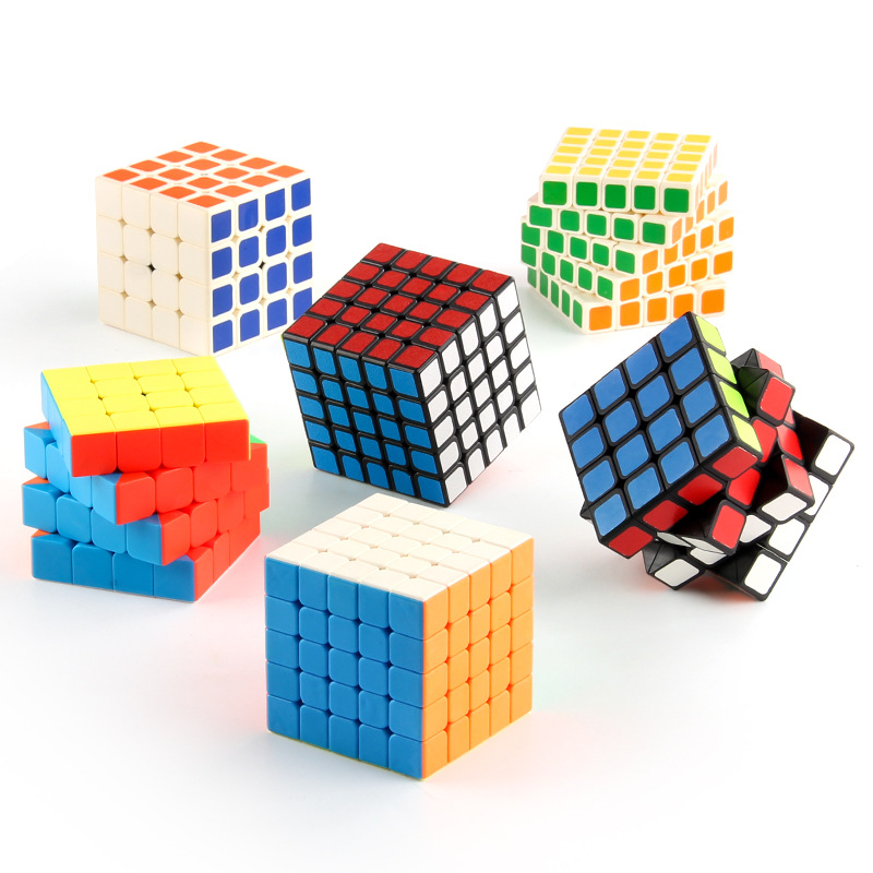 Exportación transfronteriza nuevo rompecabezas de color sólido Cubo de cuarto y quinto orden suave rotación de fondo blanco y negro pegatina Cubo de juguete al por mayor