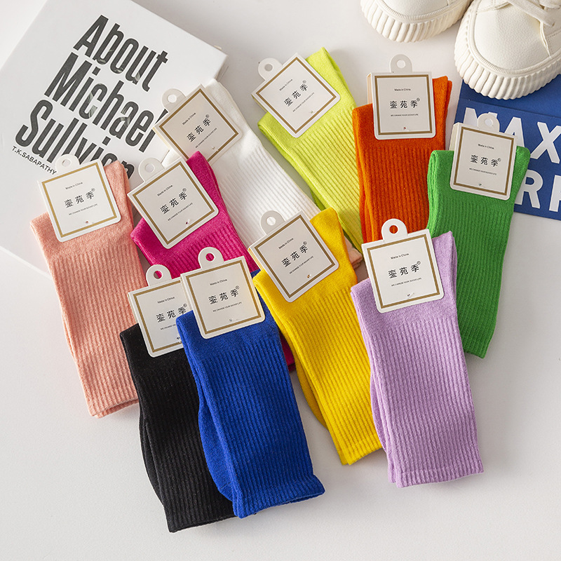 Calcetines de algodón de color liso a media pantorrilla para otoño e invierno, venta al por mayor, calcetines de algodón peinado para mujer, medias de algodón a rayas caramelo