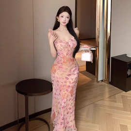 甜美粉色碎花吊带连衣裙女夏季2025新款法式高级感小个子度假长裙