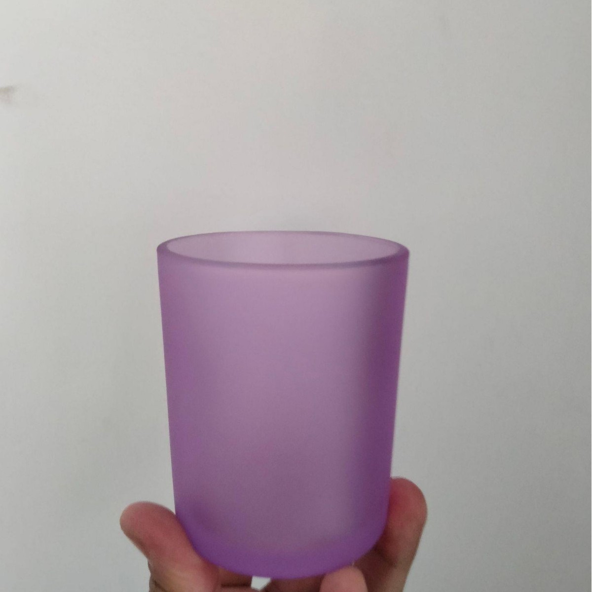 Venta al por mayor taza de vela tarro de vidrio color esmerilado recipiente de vidrio aromaterapia taza vacía con tapa dormitorio romántico candelabro logo