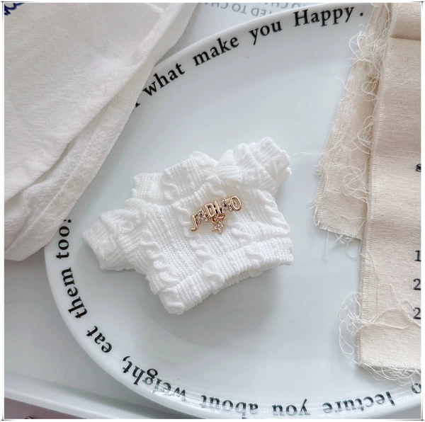 Cable sweater white 10 cm + JA pin