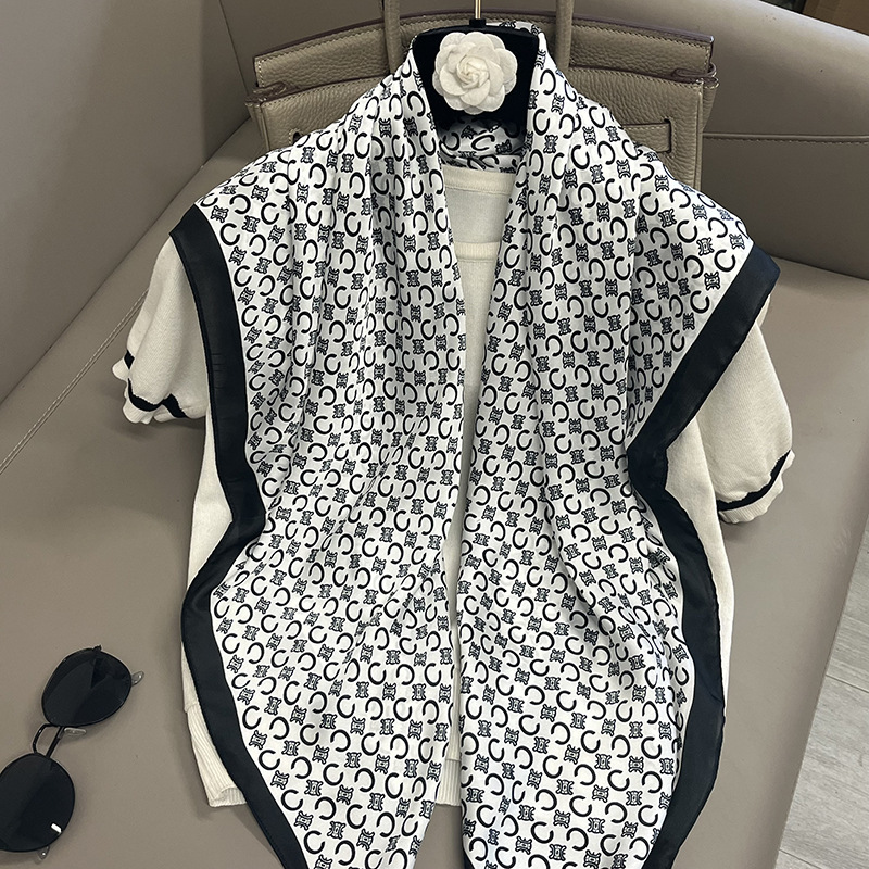 흰색 바탕에 검정색 C