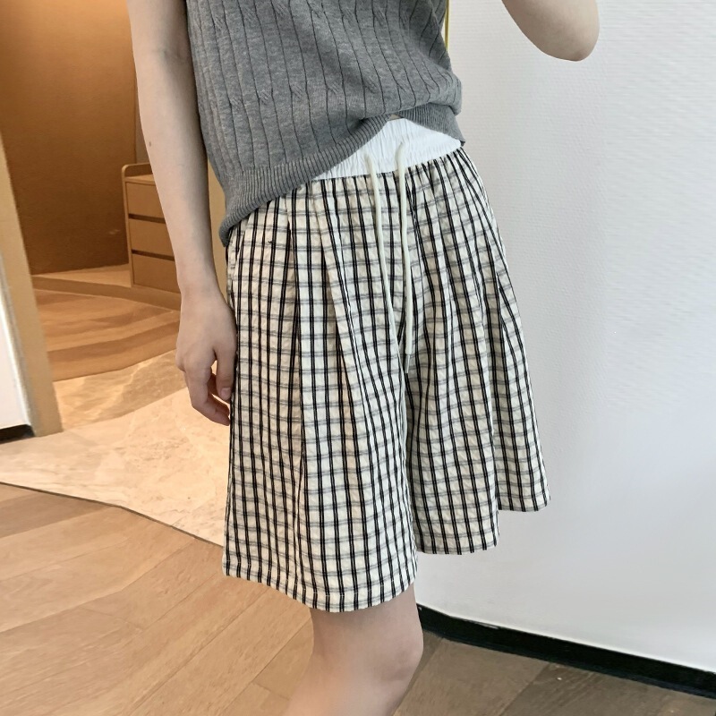 White Waist Plaid Striped Shorts for Women, New Summer Style, High-Waisted, Slimming Wide-Leg Pants, Retro Loose Fit, Petite Five-Point Pants White Waist Plaid Striped Shorts for Women, New Summer Style, High-Waisted, Slimming Wide-Leg Pants, Retro Loose Fit, Petite Five-Point Pants