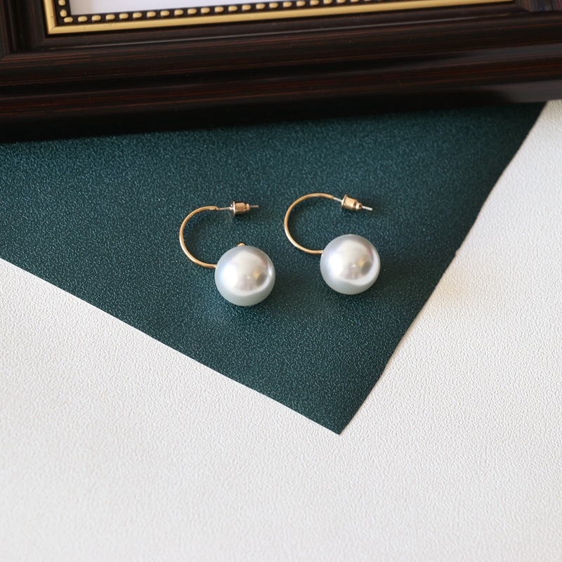 White Big Pearl C-shaped Simple Earrings display picture 5